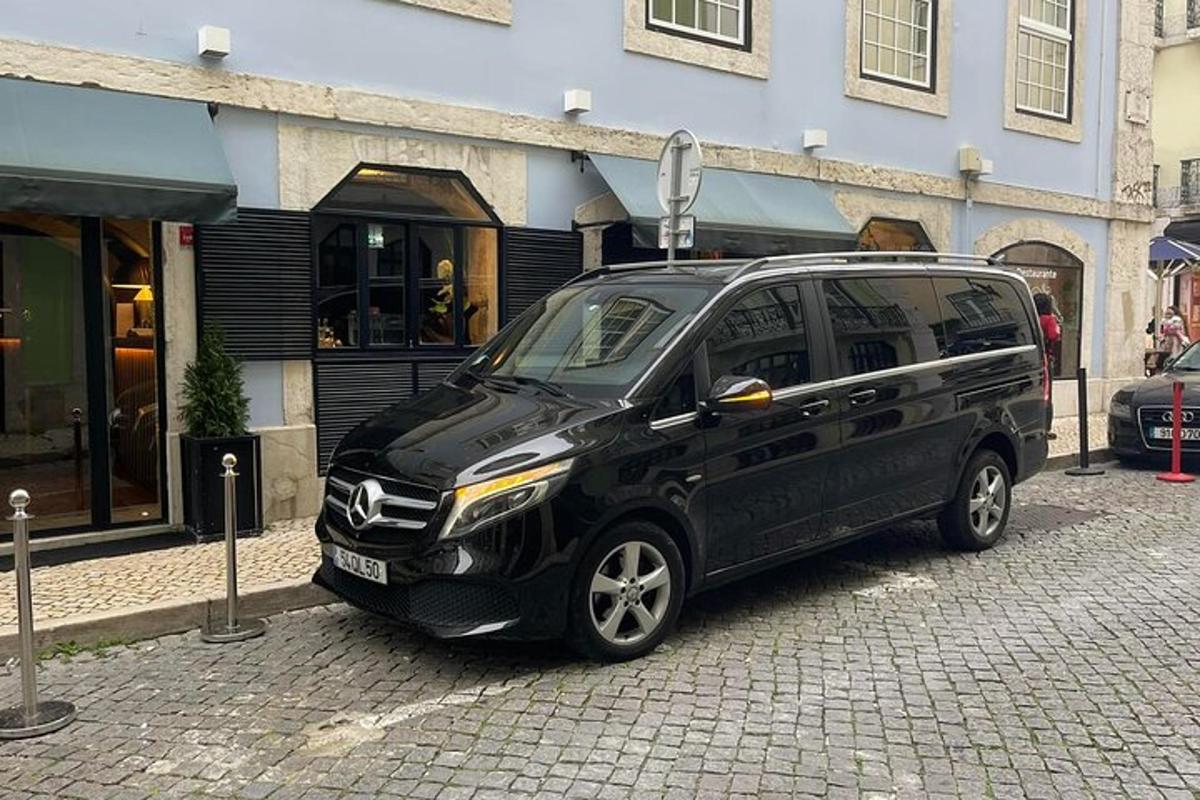 建物の前に駐車された黒い車