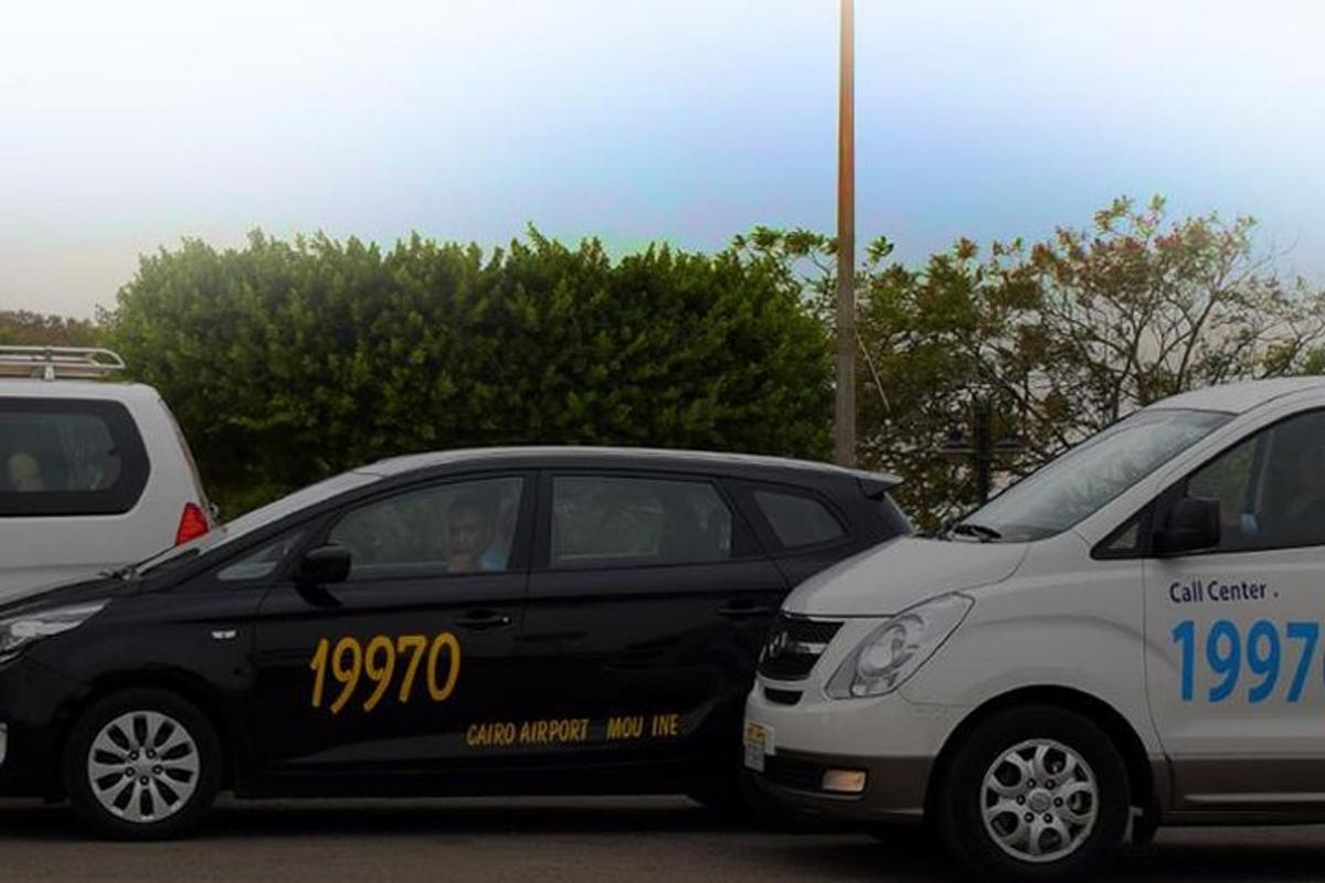 due auto parcheggiate una accanto all'altra in un parcheggio