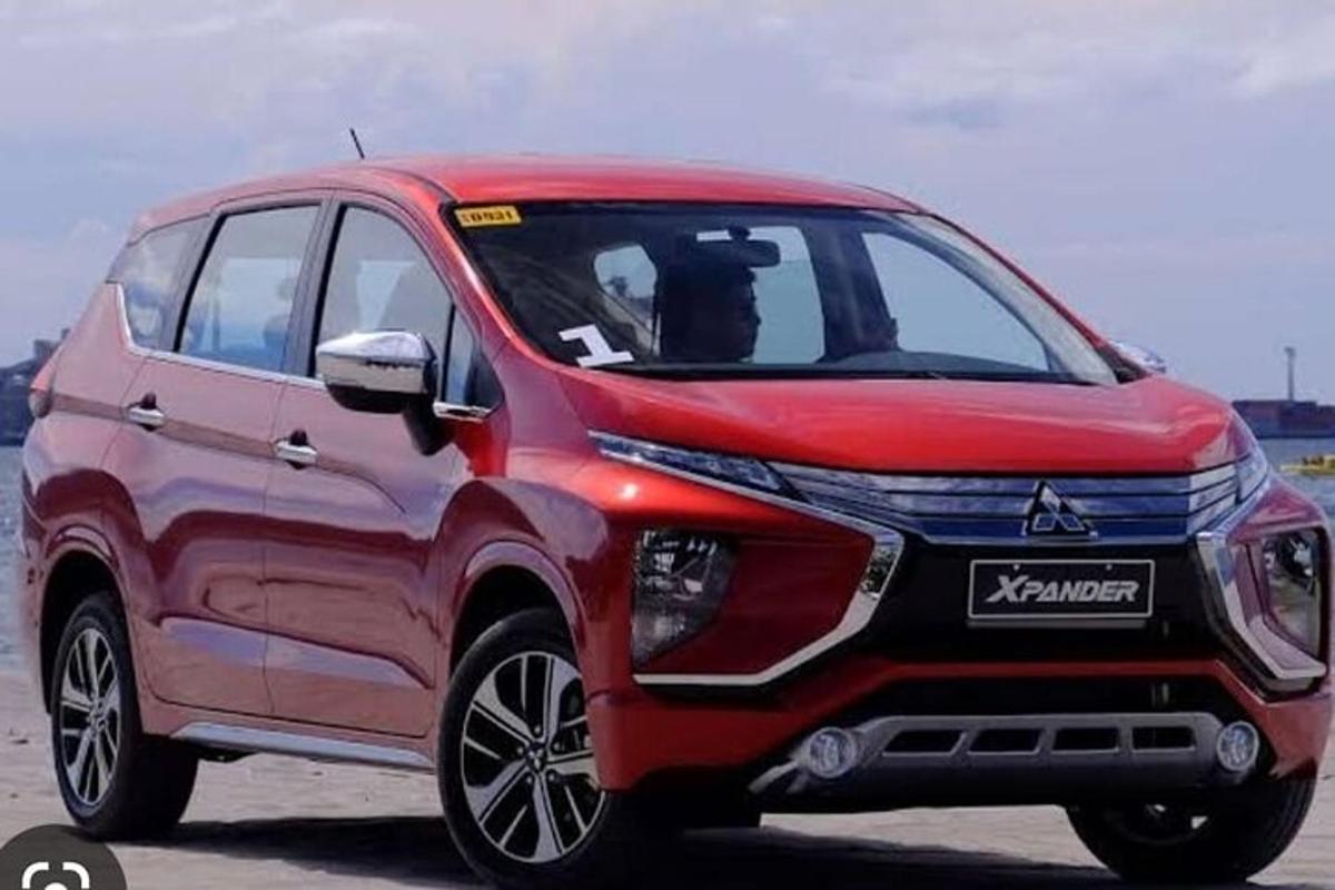 um suv mazda vermelho estacionado na praia
