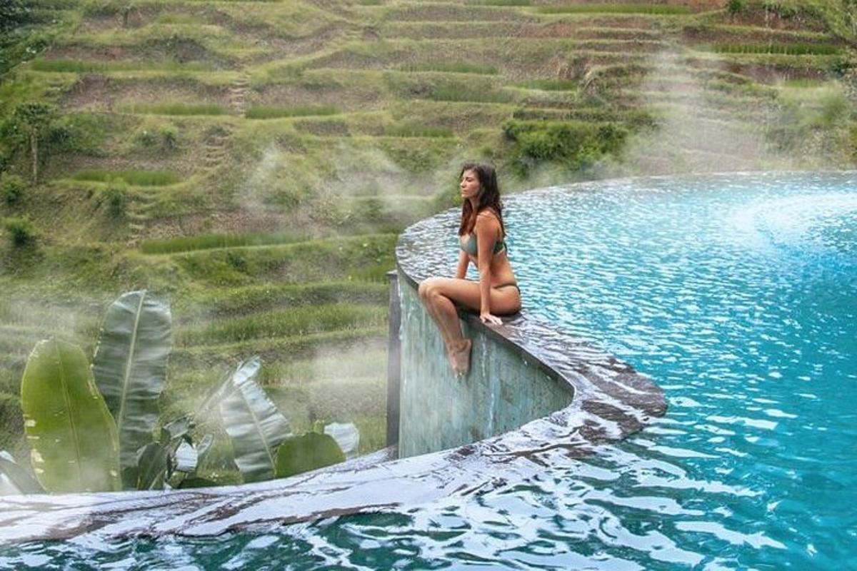 una donna seduta sul bordo di uno specchio d'acqua