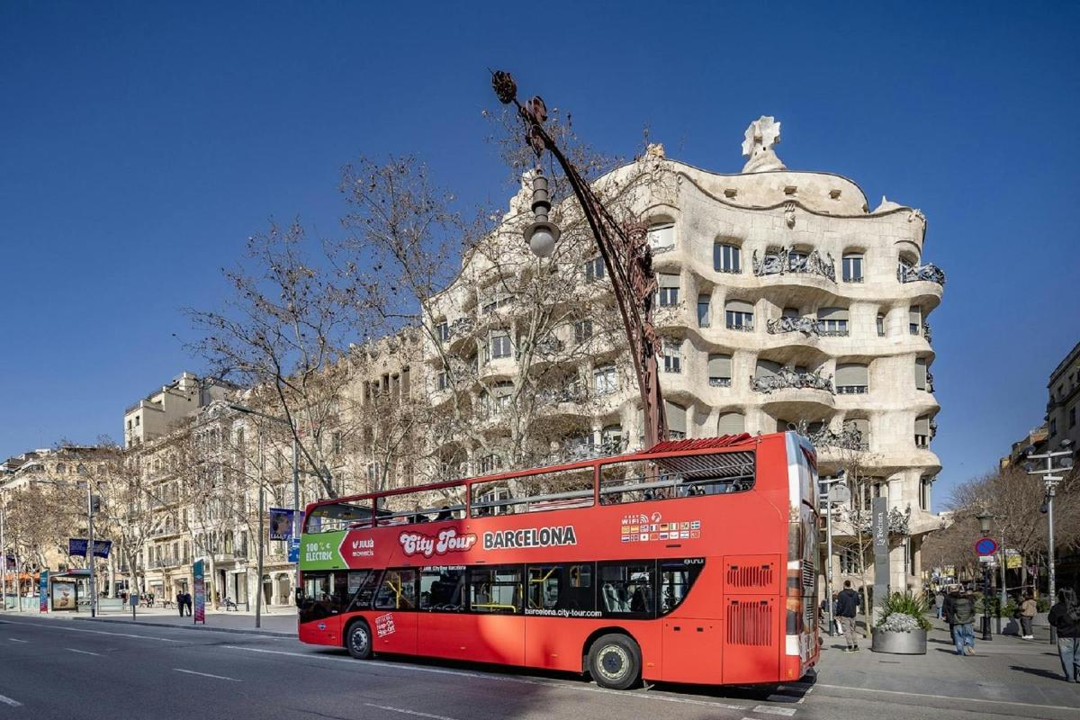 crveni dvokatni autobus parkiran ispred zgrade