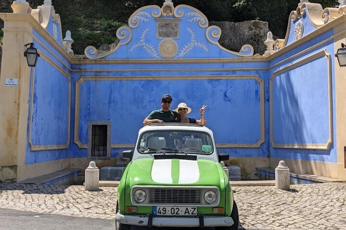 un uomo e una donna seduti in cima a un vecchio camion
