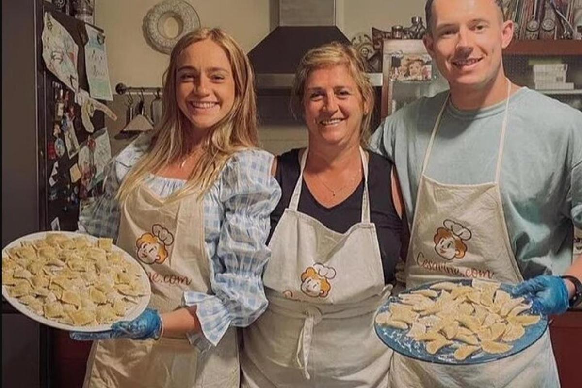 due donne e un uomo che tengono due piatti di cibo