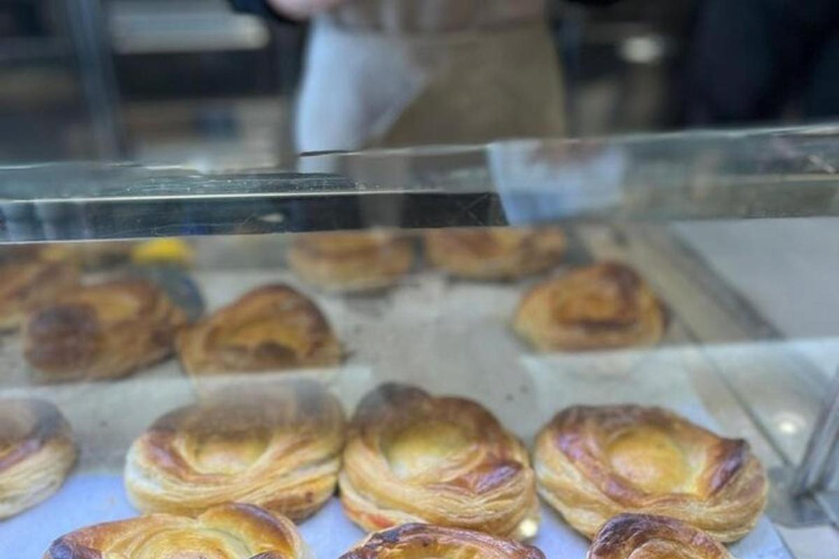 uma vitrine cheia de doces em uma padaria