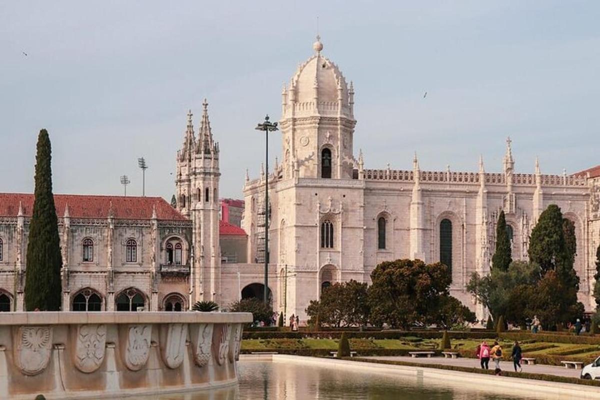 duży budynek z fontanną przed nim