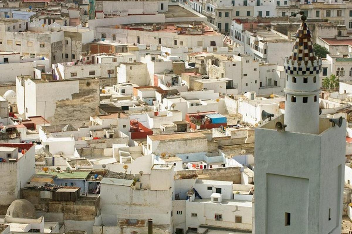 uma vista de uma cidade com um edifício branco
