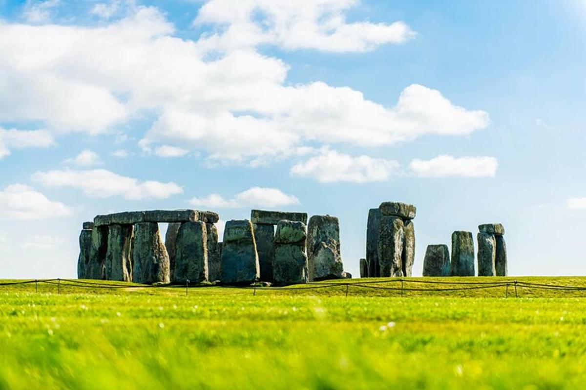 sekumpulan batu stonehenge di padang