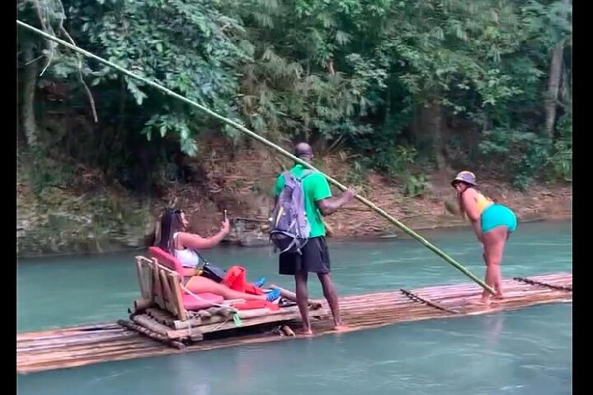 un grup de persones en una bassa a l'aigua