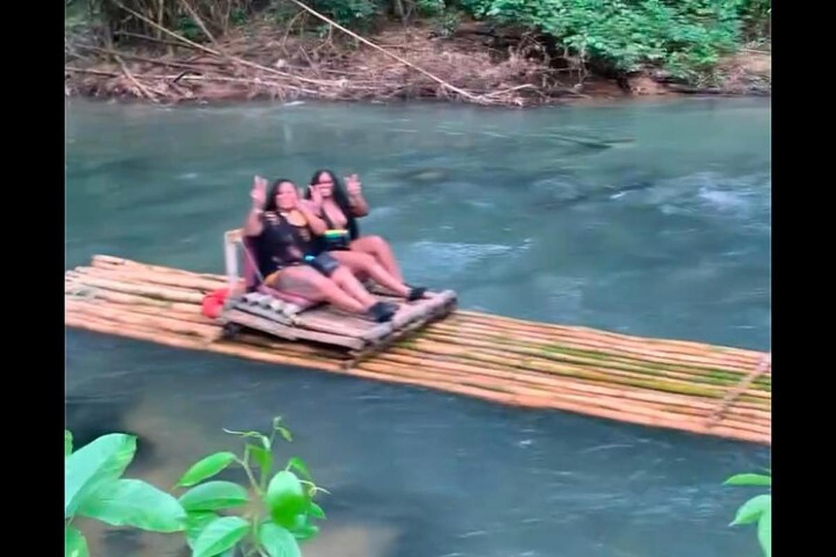 một nhóm người ngồi trên bè trên sông
