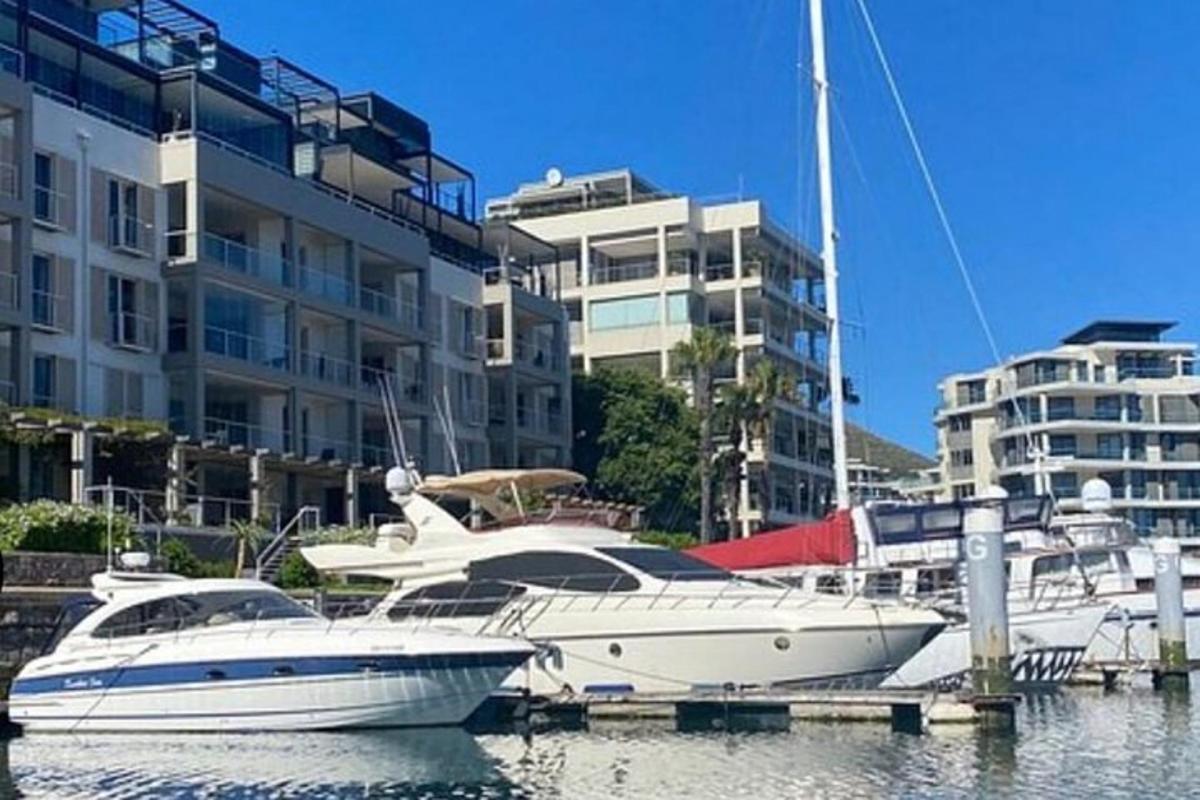 Δύο βάρκες είναι αγκυροβολημένες στο νερό κοντά σε κτίρια
