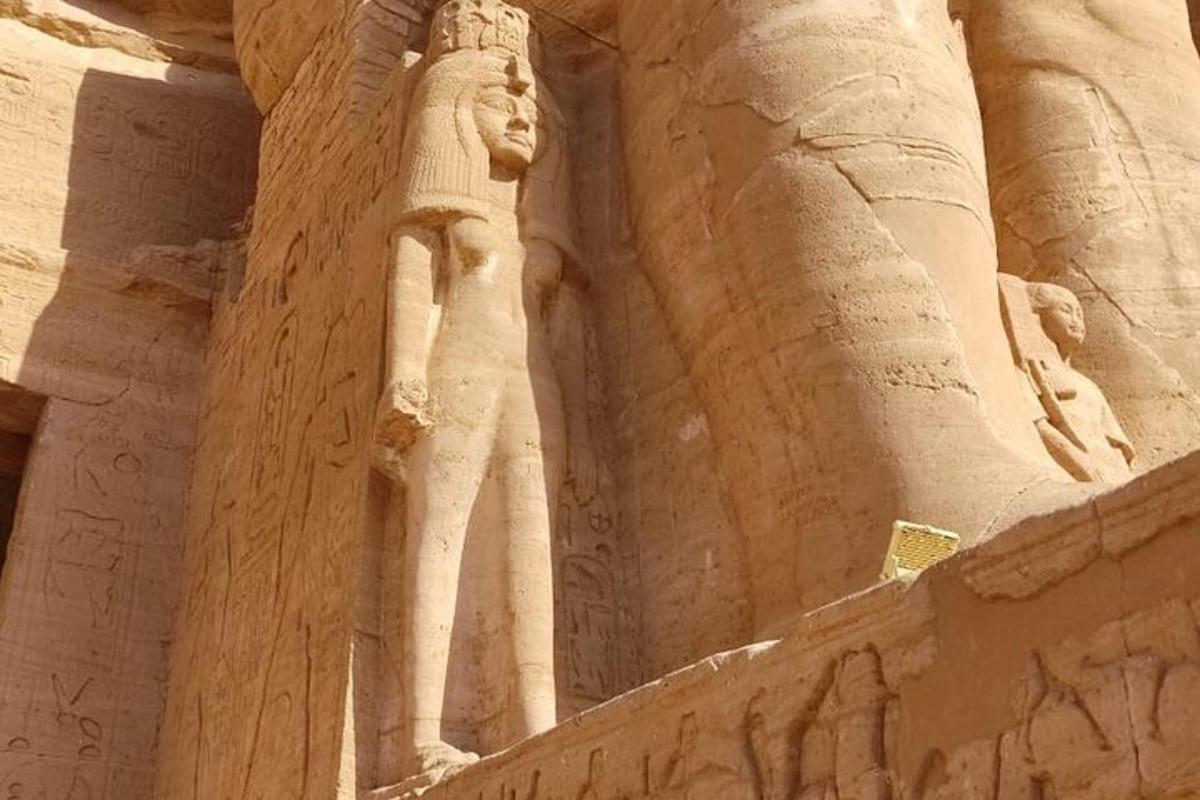 تمثال على جانب مبنى