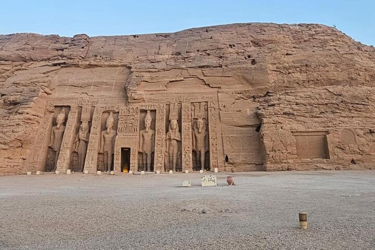 مبنى قديم به تماثيل على جانب منحدر