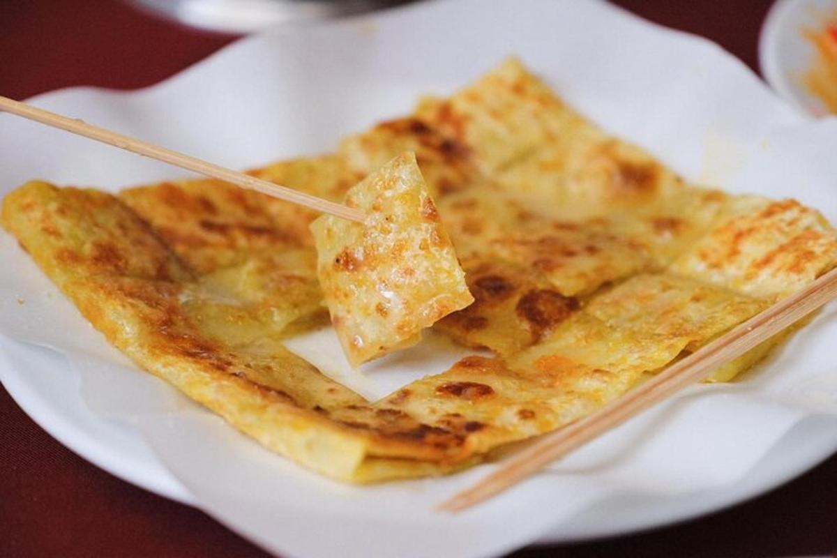 sepinggan makanan putih dengan penyepit di dalamnya