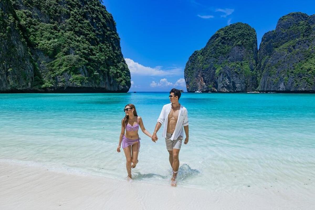 um homem e uma mulher caminhando na praia