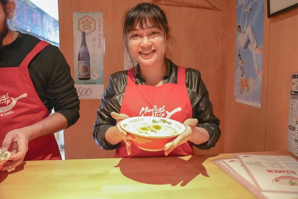 žena sedící u stolu s miskou jídla