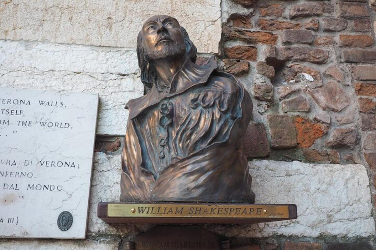 uma estátua de um homem em pé ao lado de um prédio