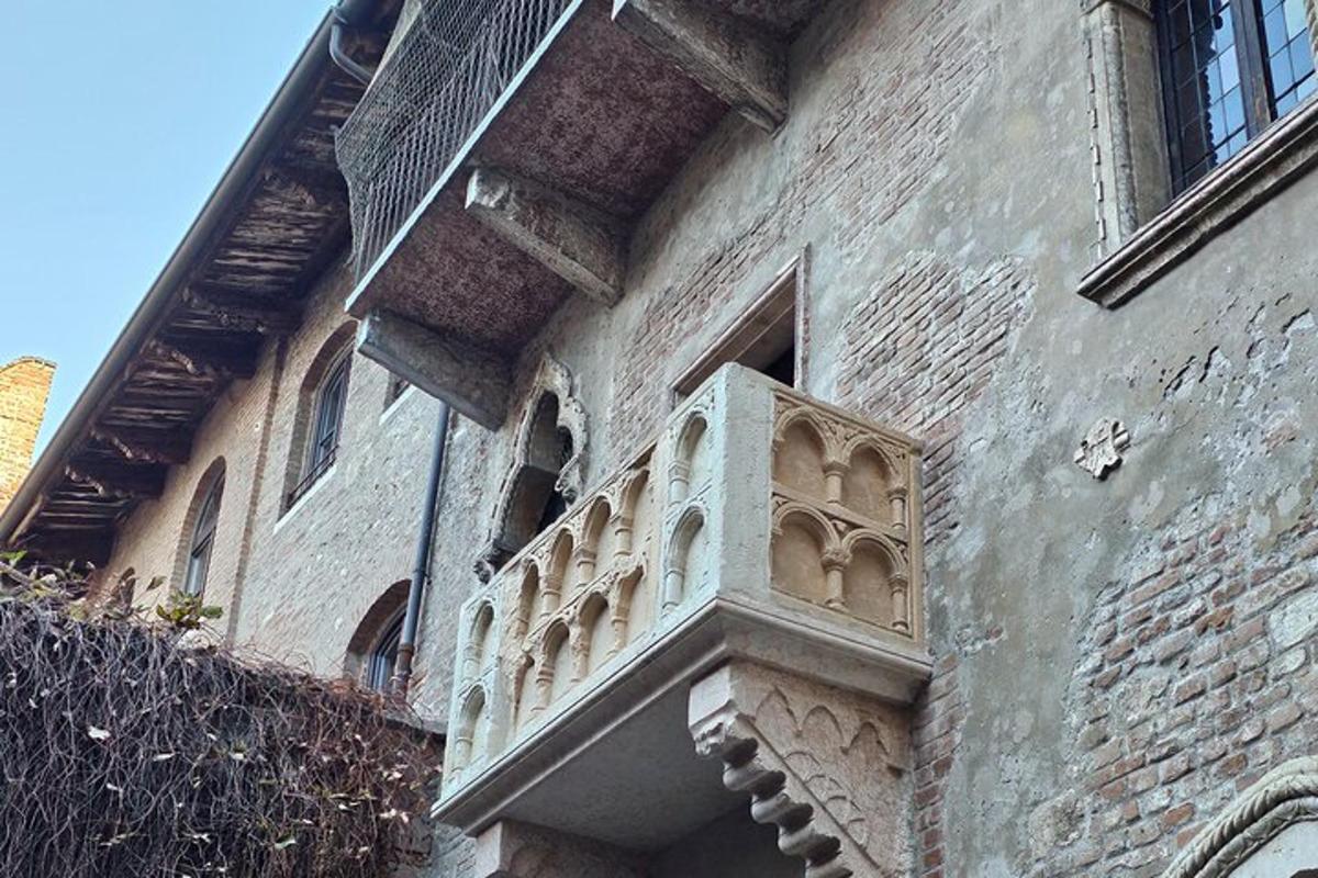kamienny balkon z boku budynku
