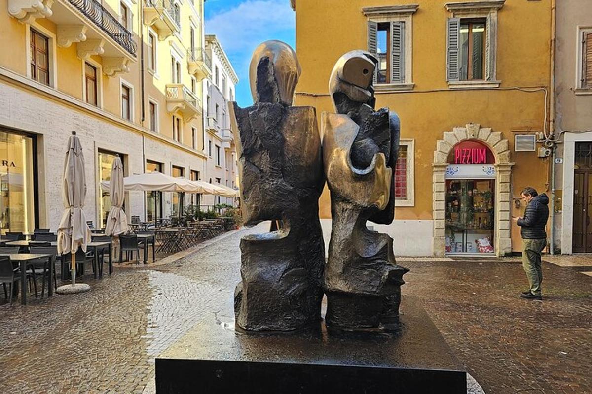 uma estátua de duas pessoas em uma rua