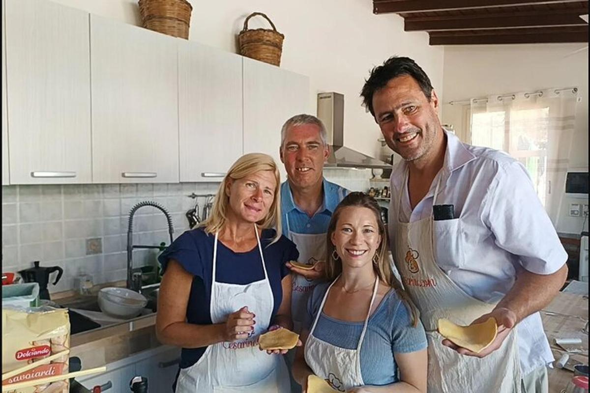 um grupo de três chefs em pé em uma cozinha