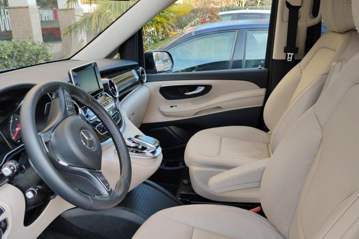näkymä Mercedes-Benz-auton etuistuimille