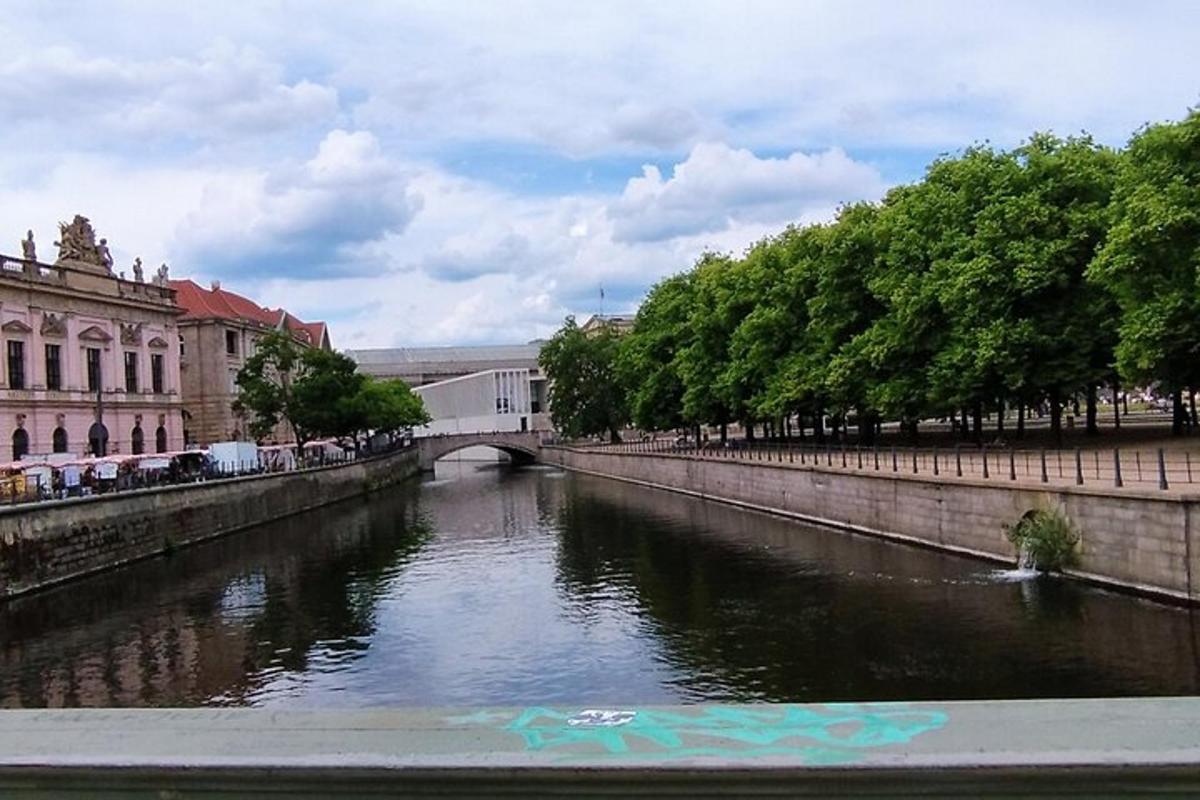 reka v mestu z mostom in stavbami