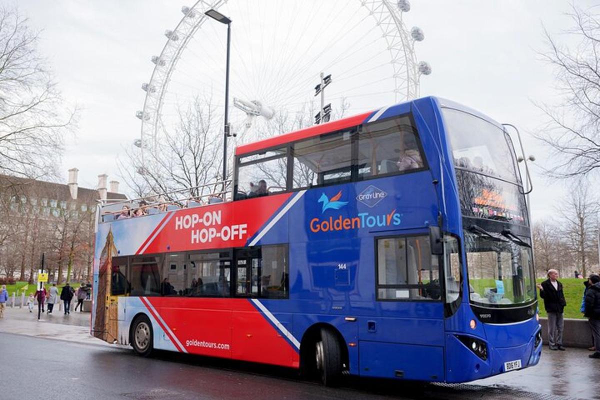 un autobus blu a due piani parcheggiato di fronte al London Eye