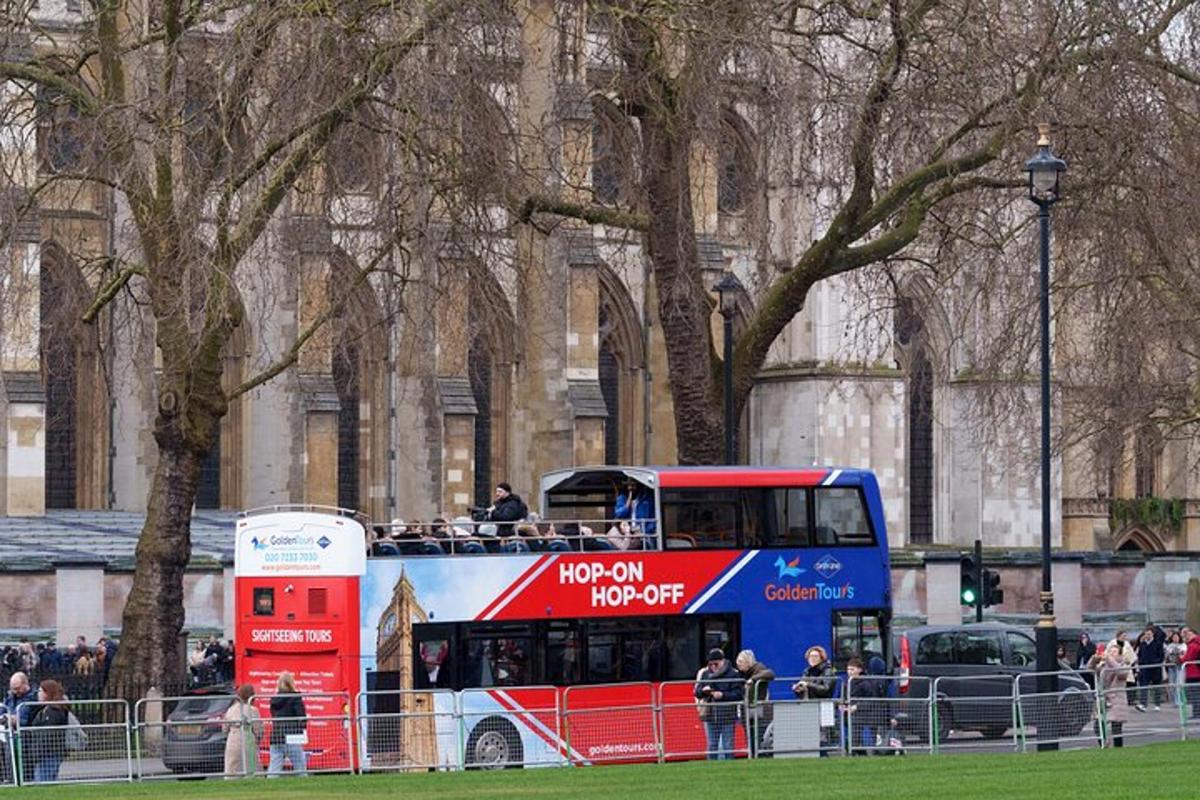 un autobus a due piani davanti a un edificio