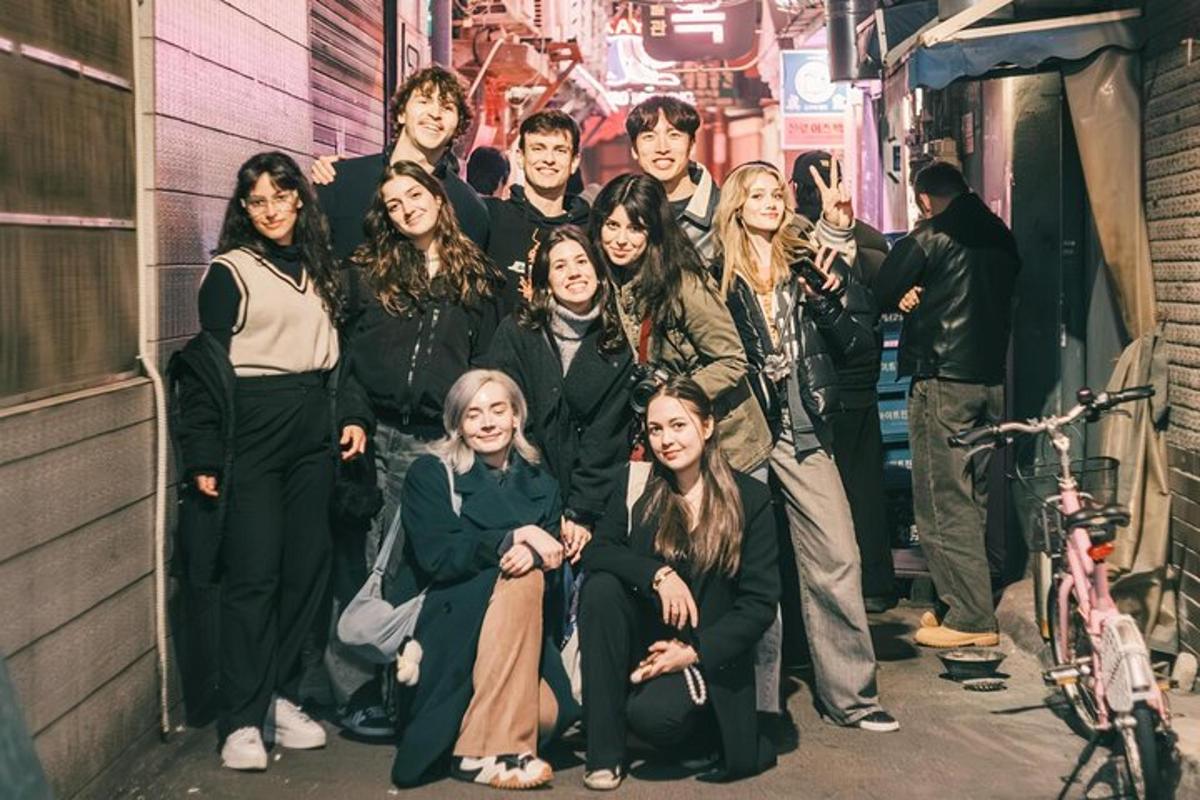 un grup de oameni care pozează pentru o fotografie pe stradă