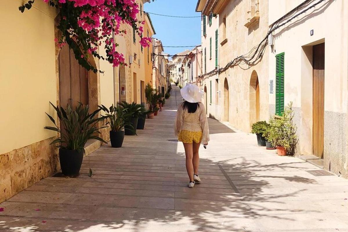 Ένα μικρό κορίτσι περπατάει σε έναν δρόμο με μια ομπρέλα