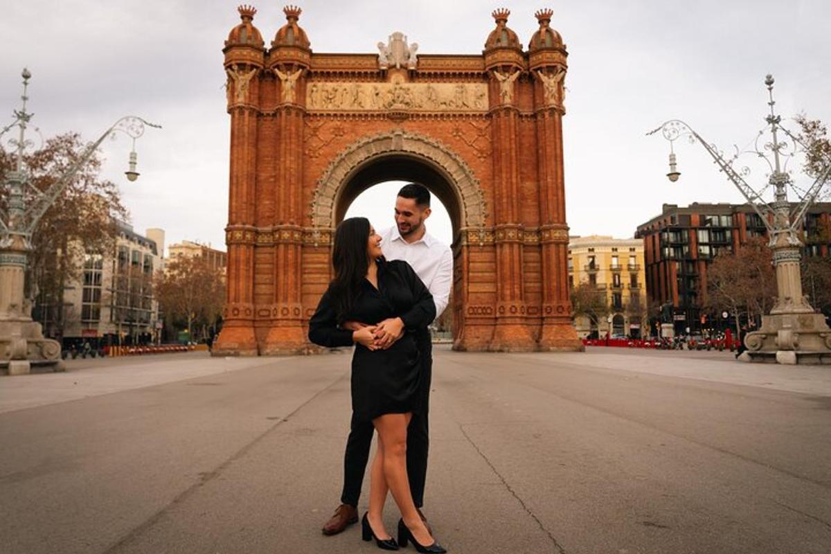 Un hombre y una mujer de pie frente a un arco.
