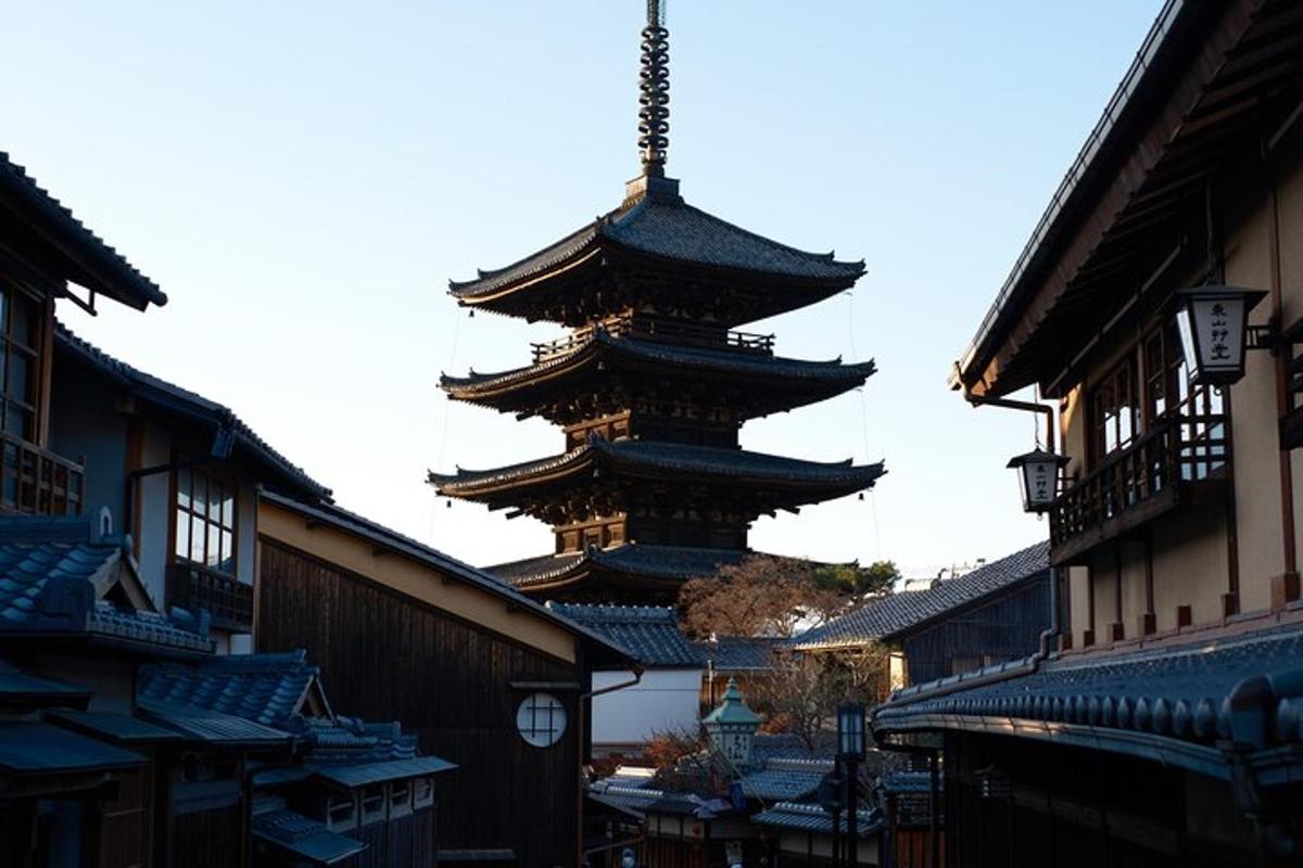una gran pagoda al mig d'un edifici