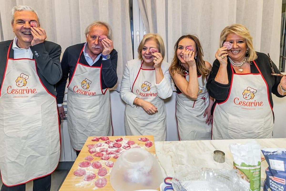un gruppo di persone in posa davanti a un tavolo