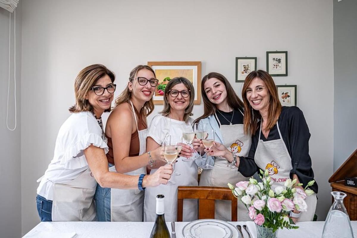 un gruppo di donne che tengono in mano bicchieri di vino