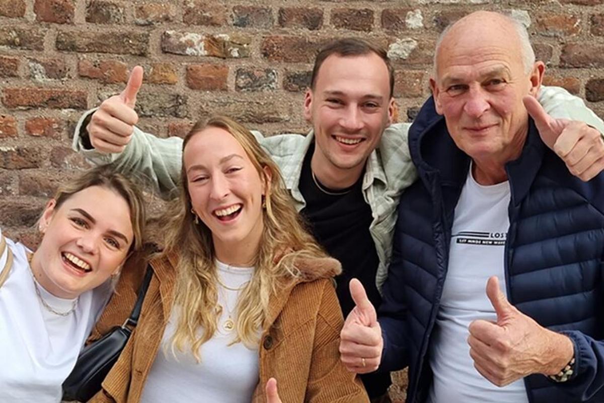 skupina tří lidí ukazuje palec nahoru