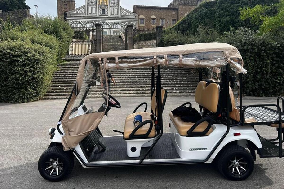 golfový vozík zaparkovaný před budovou