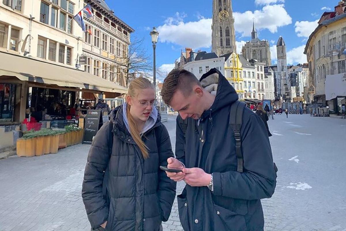 mees ja naine vaatavad mobiiltelefoni