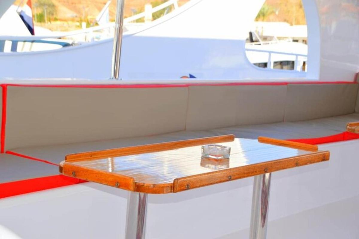 una mesa en la parte trasera de un barco