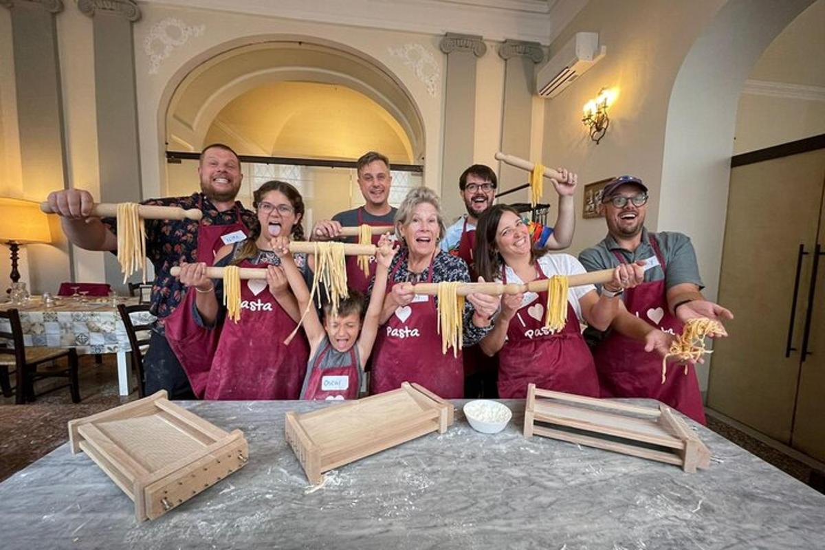 een groep mensen die rond een tafel staan en een grote houten plank vasthouden