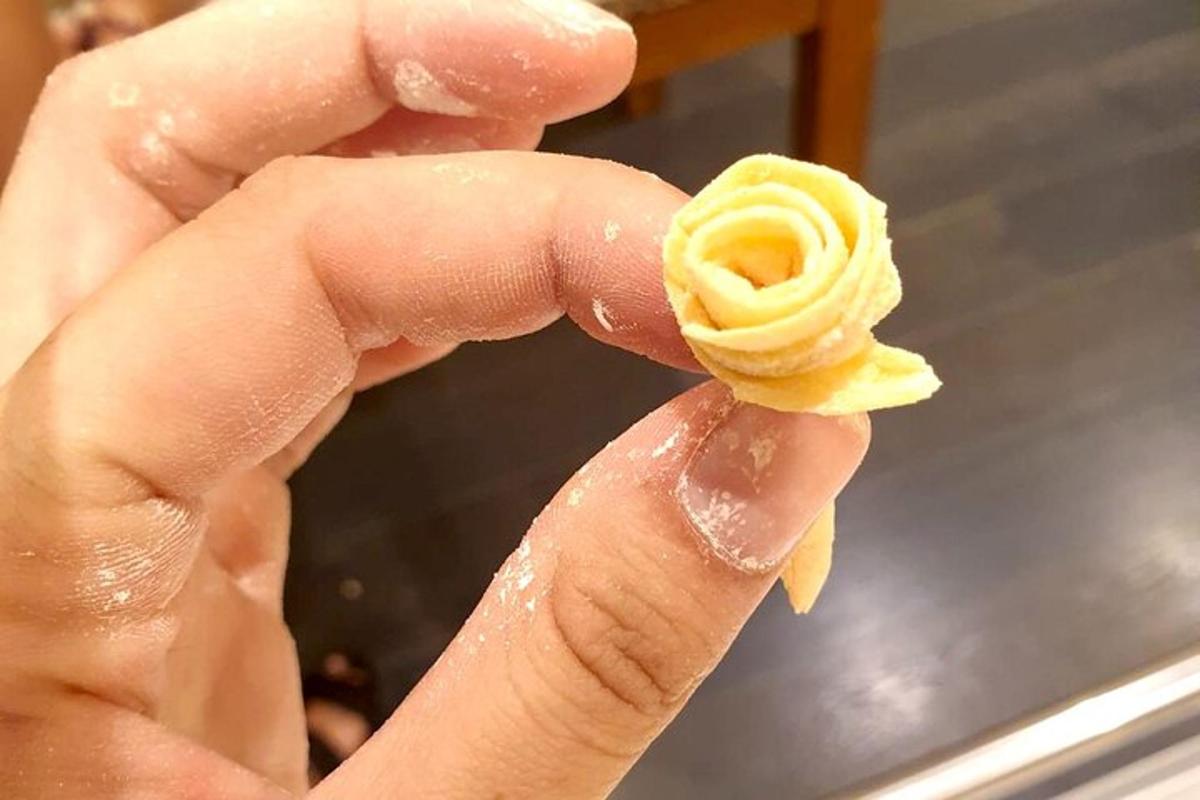 una persona que sosté un tros de menjar a la mà