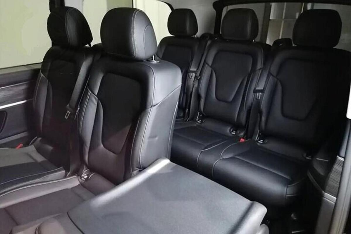 sekumpulan tempat duduk belakang dalam kenderaan