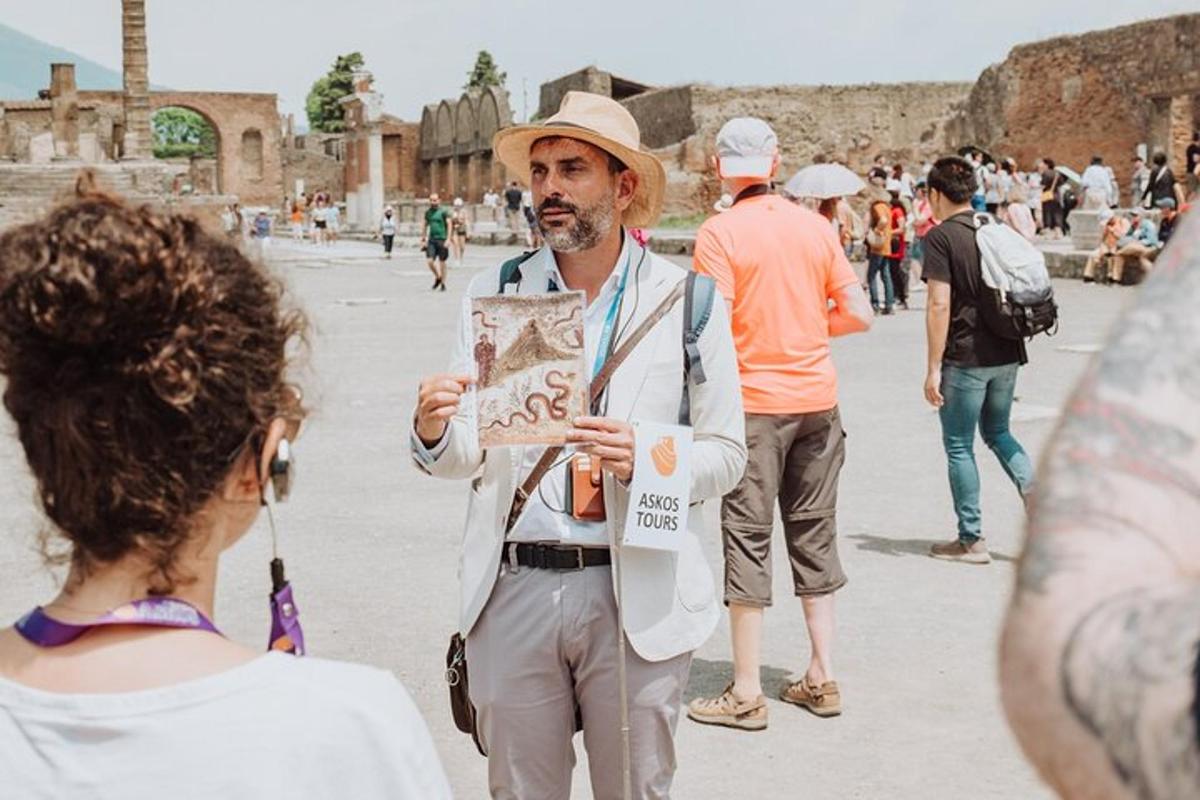 Un hombre sosteniendo un cartel frente a un grupo de personas.