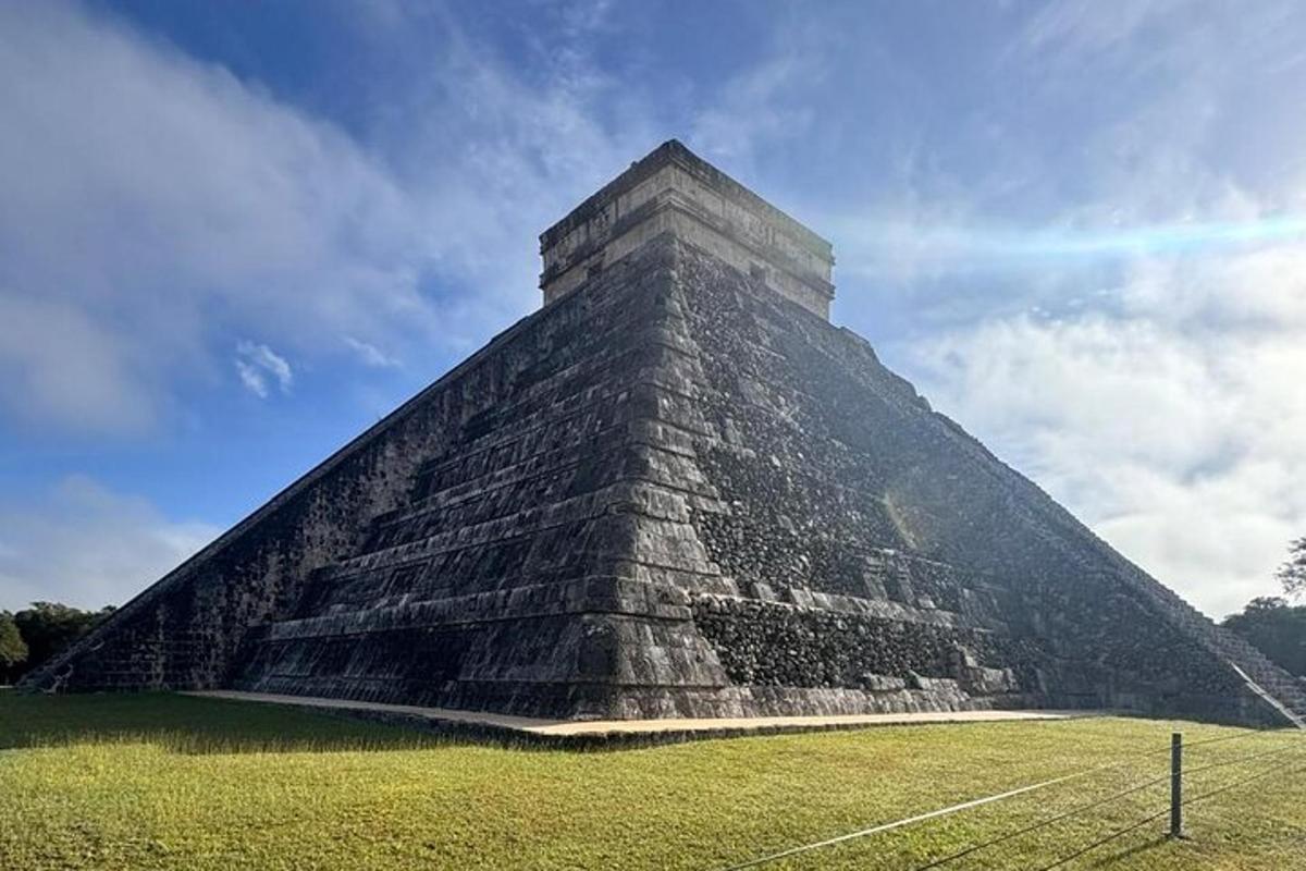 una pirámide en medio de un campo