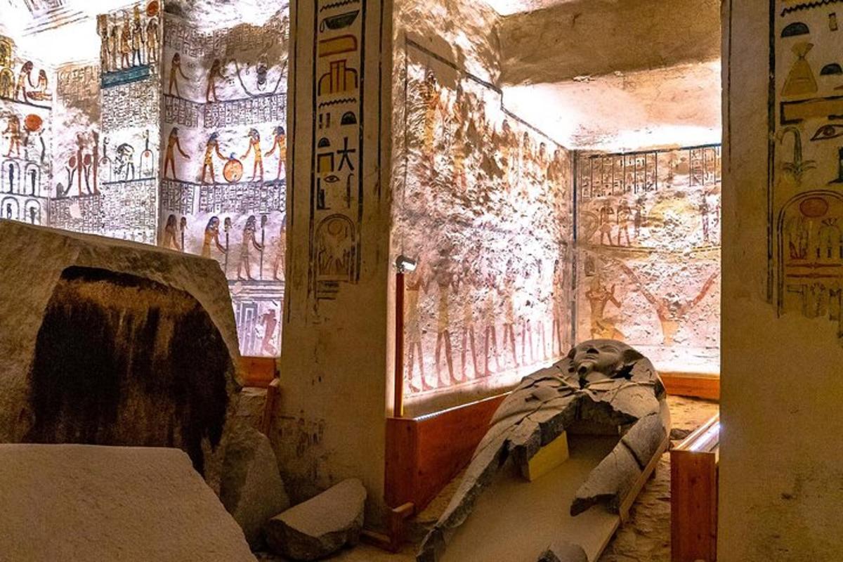 una habitació amb dos llits i una paret amb quadres