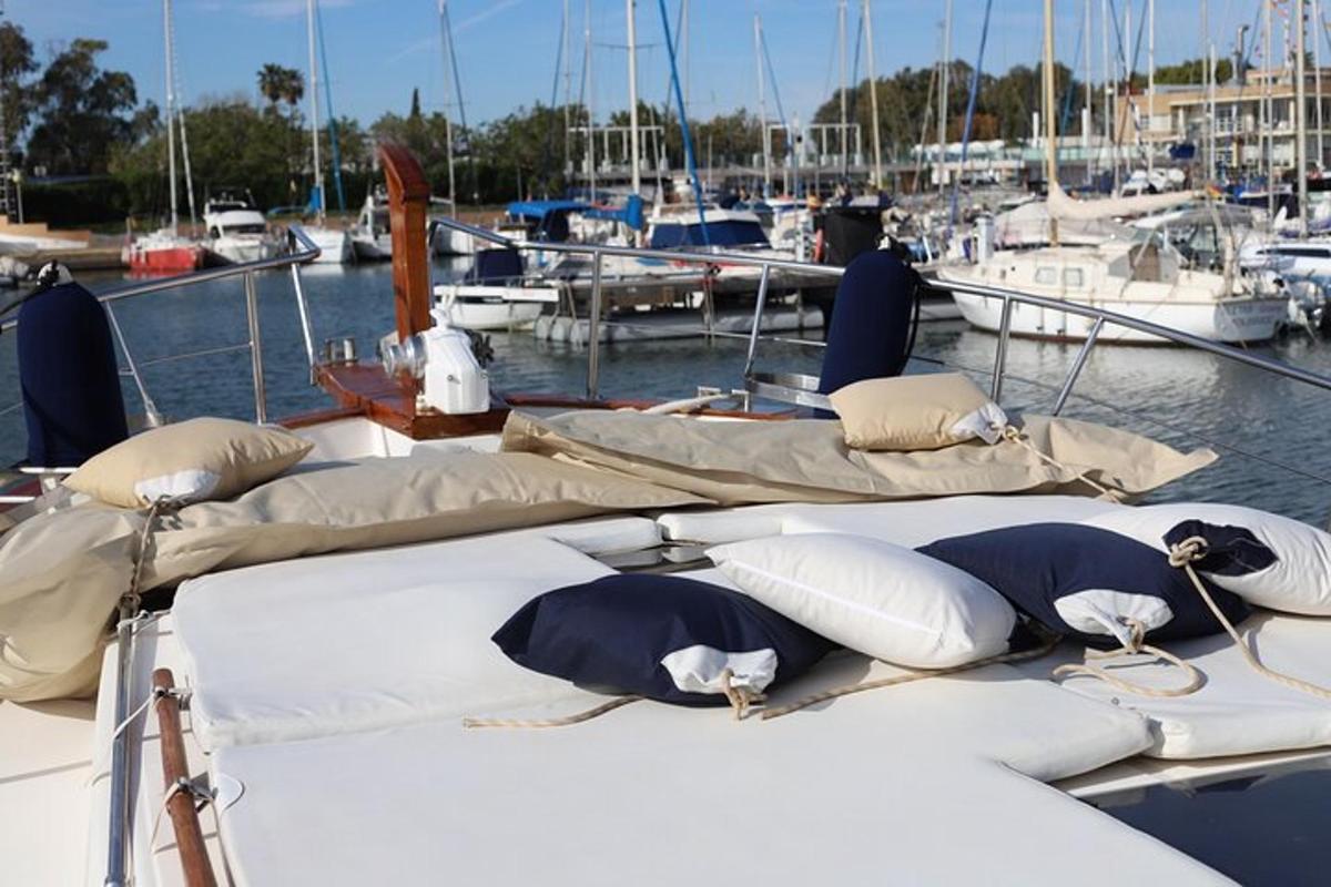 sebuah perahu dengan kantong tidur di atasnya di marina