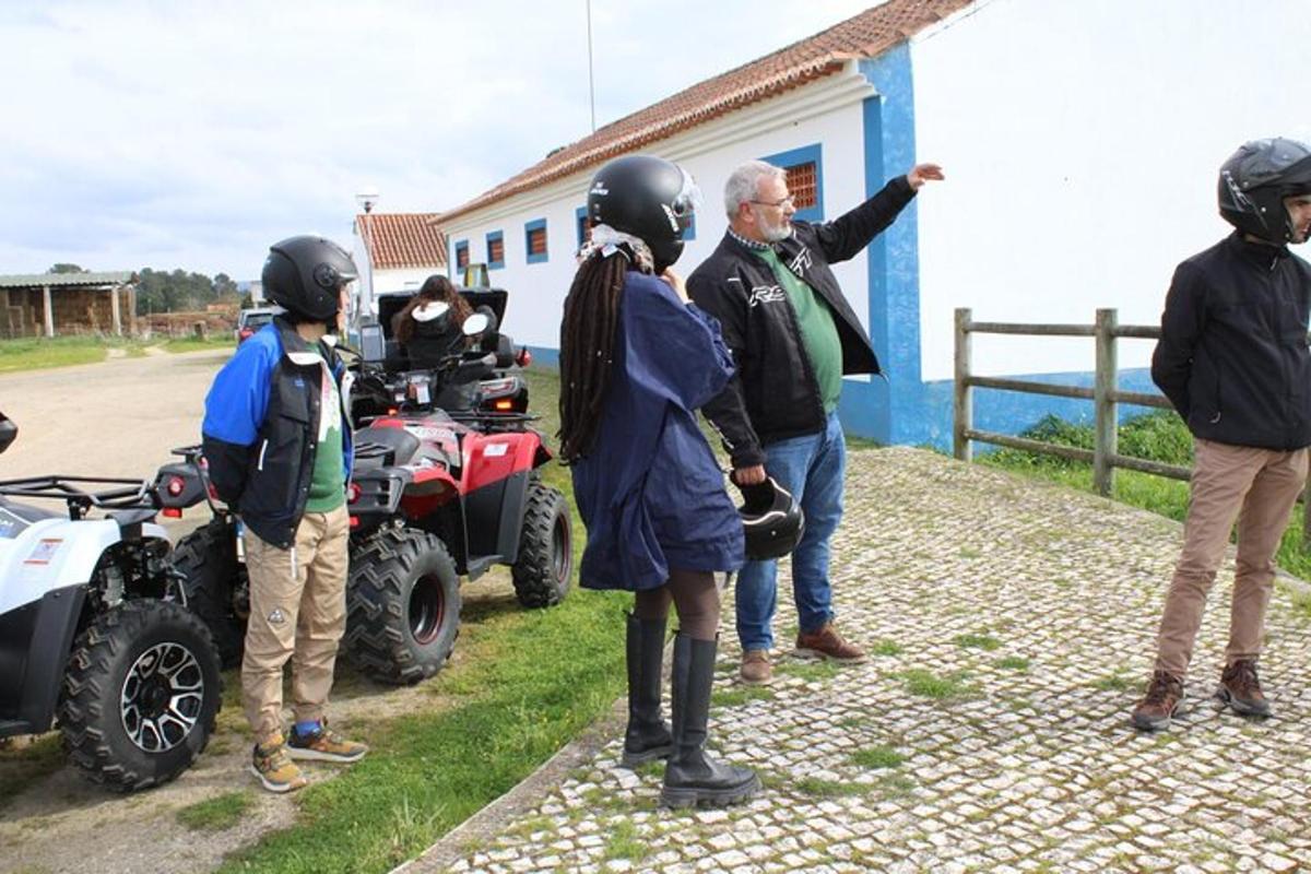 grupp inimesi, kes seisavad ratastooli ümber