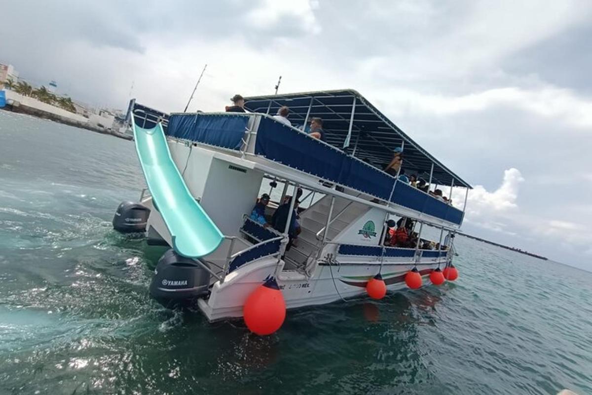 bot dua tingkat dengan gelongsor di atas air