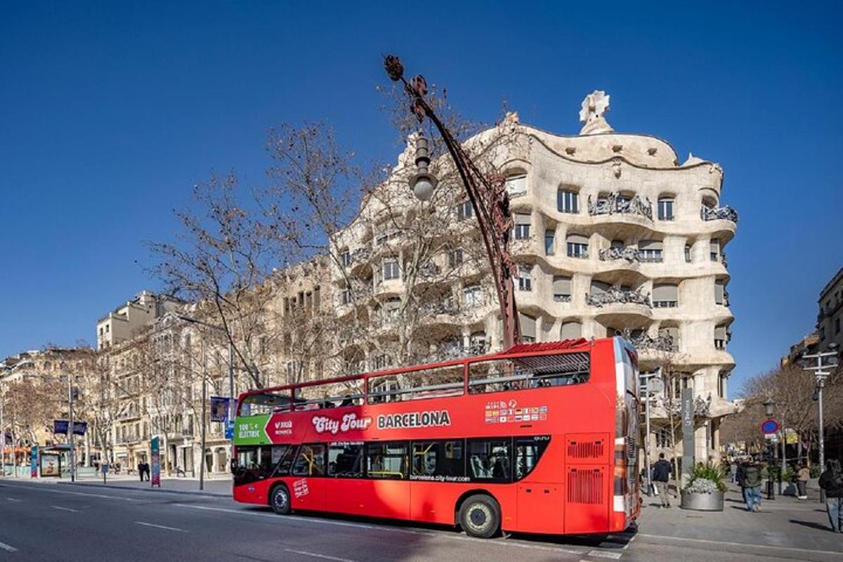 punane kahekordne buss pargitud hoone ette