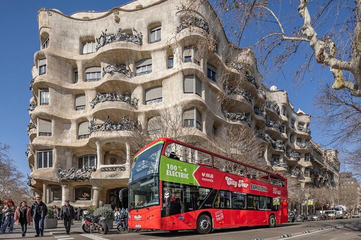 punane kahekordne buss pargitud hoone ette