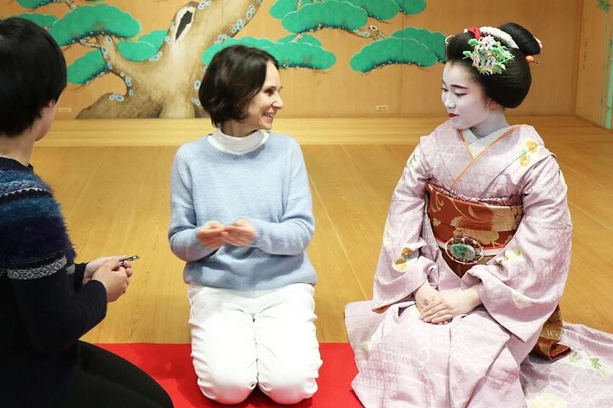 una donna in kimono che parla con due persone