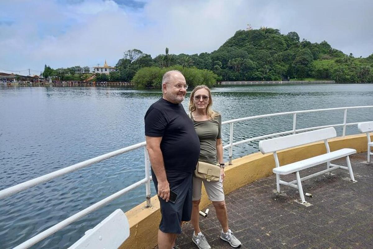 Un hombre y una mujer de pie en un barco